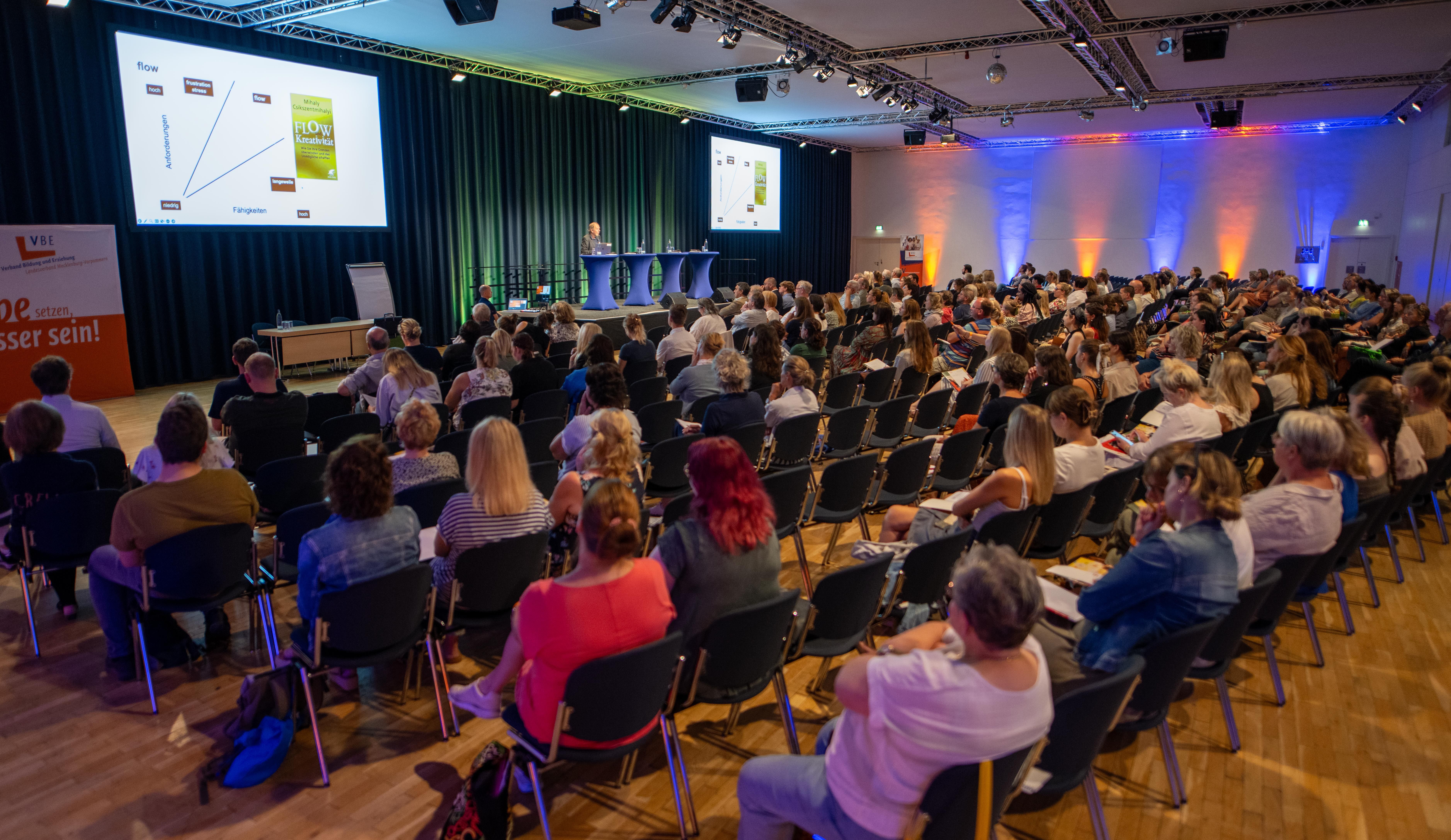 Blick auf das Publikum beim Vortrag von Prof. Burow
