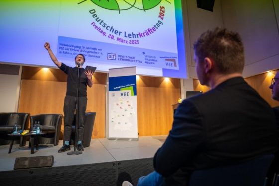 Poetry Slamer Samson auf der Bühne beim DLT