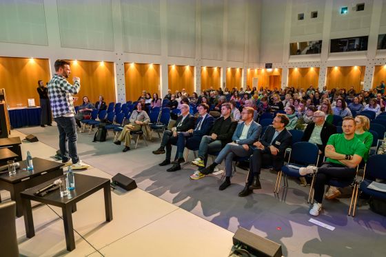 Raphael Kirsch steht vor Publikum auf der Bühne