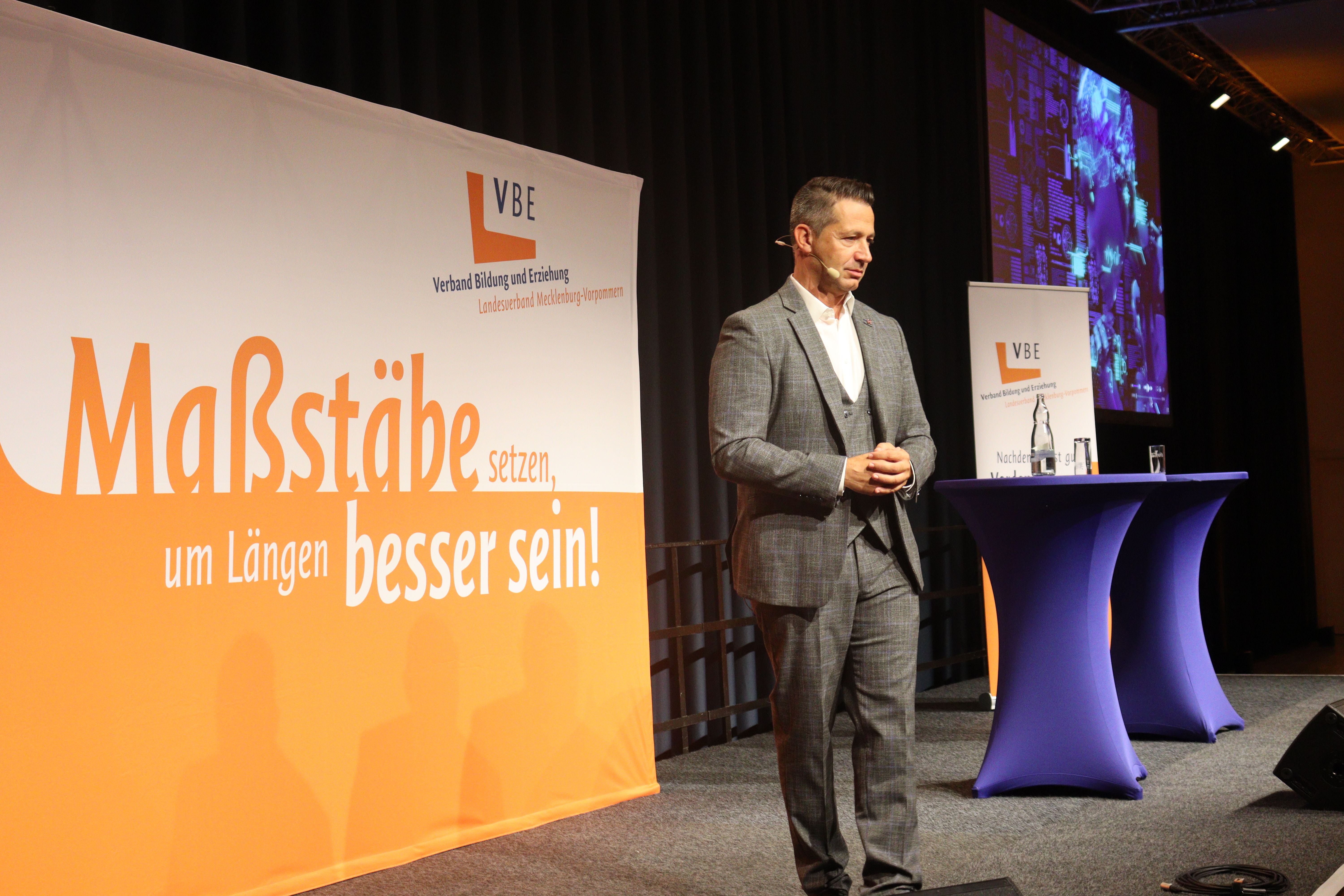 Pavle Madzirov steht auf einer Bühne.